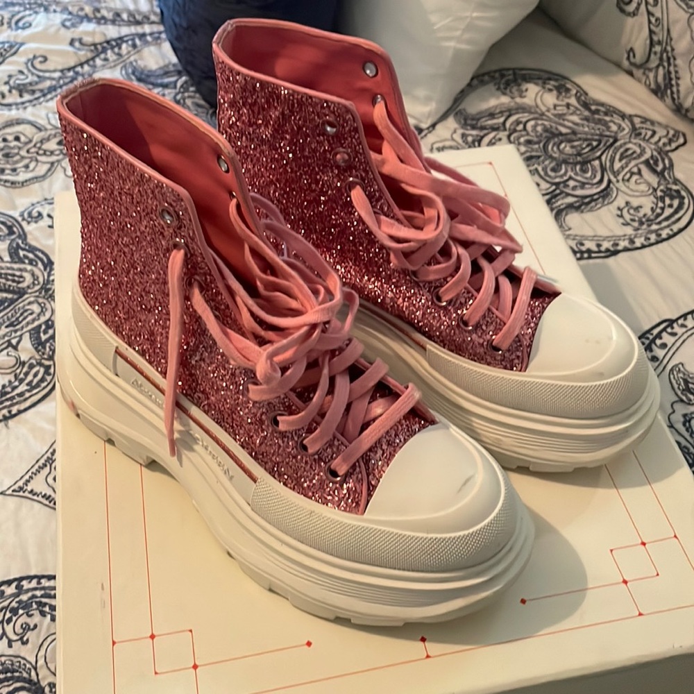 Alexander McQueens pink glitter boots